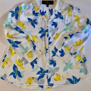 Floral, blue and yellow Worthington womens top never been worn.